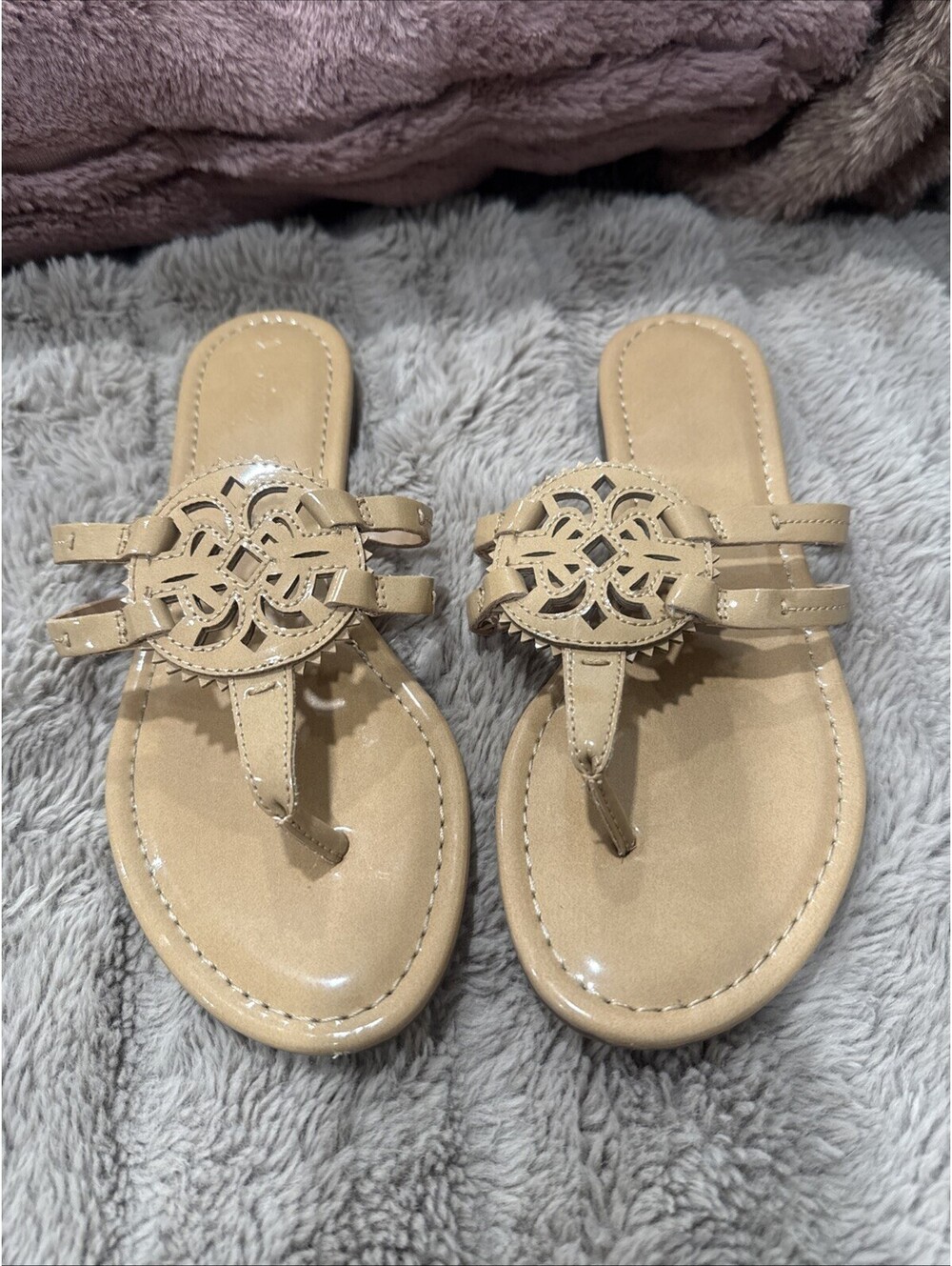 Circus Sam Edelman Canyon Beige Glossy Medallion Thong Sandals Flats Sz 9